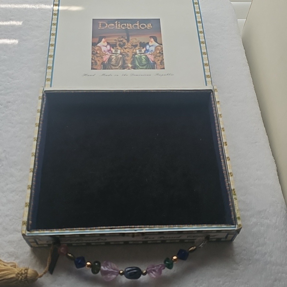 Vintage Unique Delicados Dominican Republic Cigar Box With Beaded Handle EUC - Picture 8 of 15